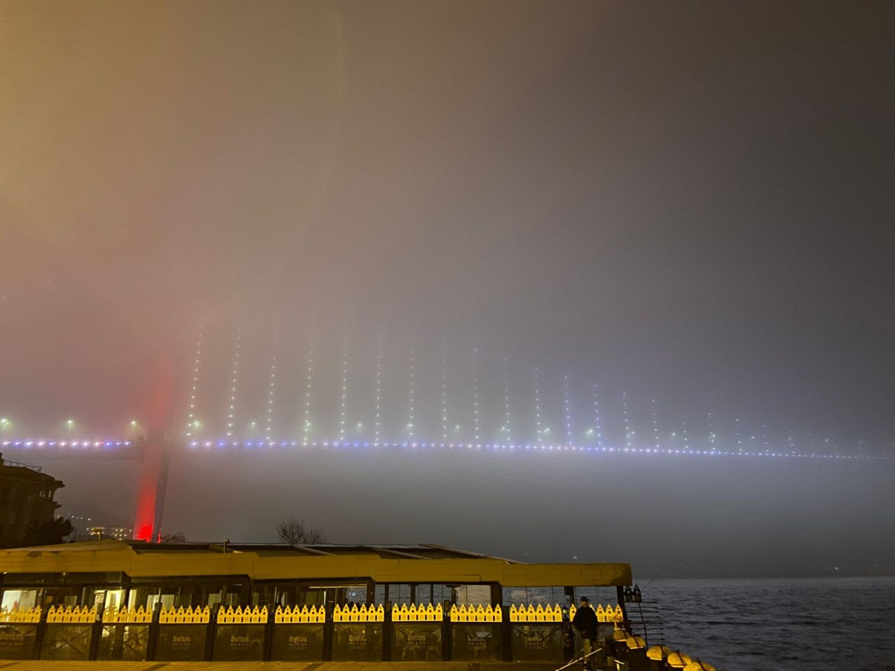 İstanbul'da göz gözü görmüyor! Sis köprüleri de yuttu! Bazı vapur seferleri iptal edildi