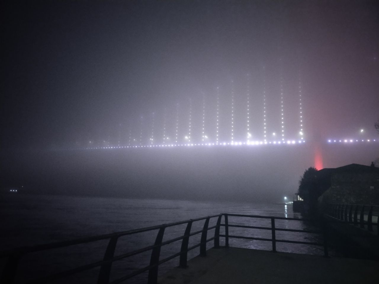 İstanbul'da göz gözü görmüyor! Sis köprüleri de yuttu! Bazı vapur seferleri iptal edildi