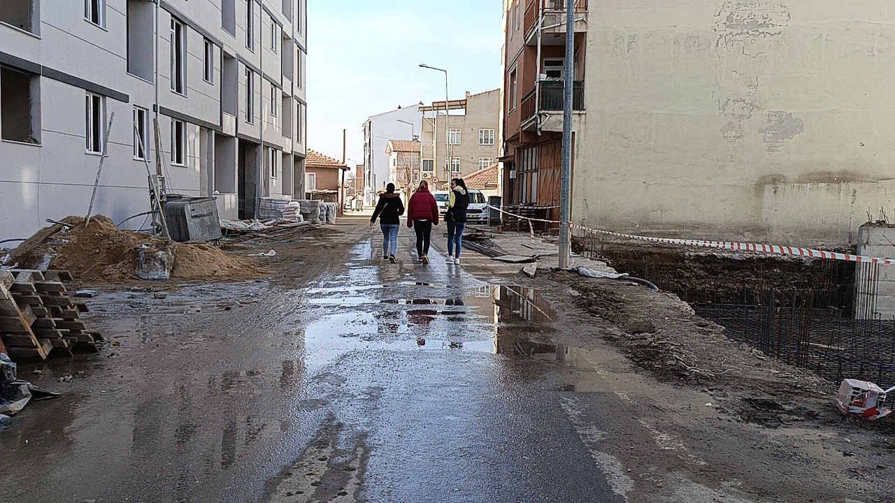 Edirne'de bozuk yollar ve su kesintileri vatandaşı canından bezdirdi
