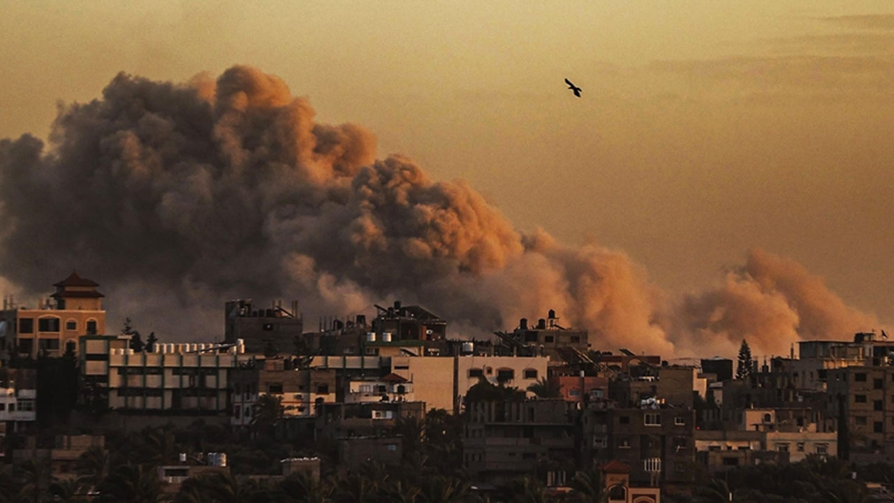 İtalya gazetesinin Gazze'de yardım bekleyen sivillere bomba haberinin veriliş şekli utandırdı