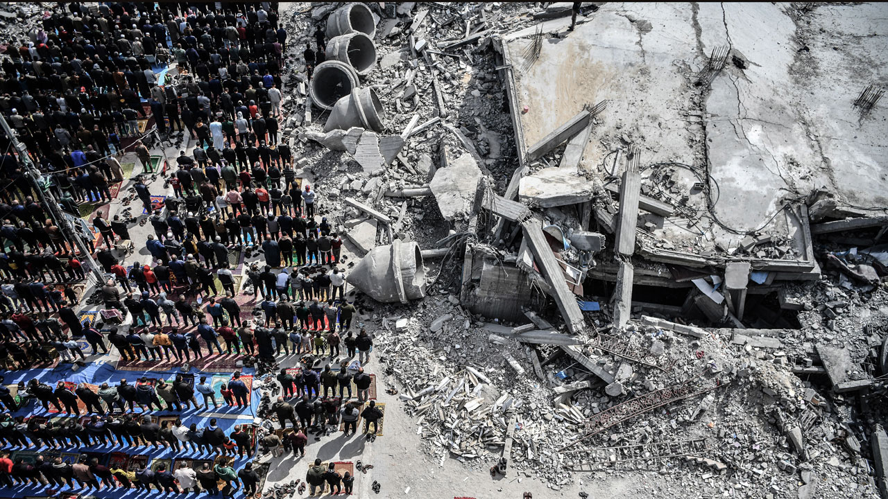 Gazze'de Filistinliler, cuma namazını İsrail saldırısında yıkılan enkazında kıldı