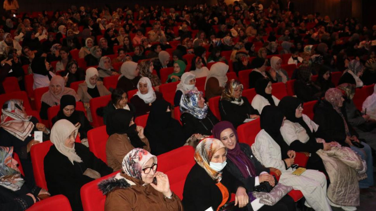 Van'da yüzlerce kadın ilk defa tiyatro ile buluştu