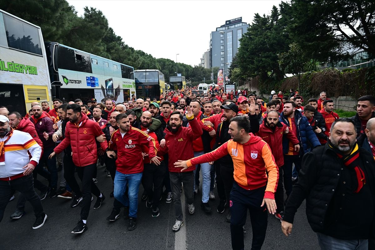 Beşiktaş-Galatasaray derbisi öncesi iki takımın taraftarları arasında gerginlik çıktı