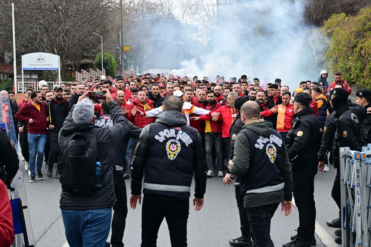 Beşiktaş-Galatasaray derbisi öncesi iki takımın taraftarları arasında gerginlik çıktı