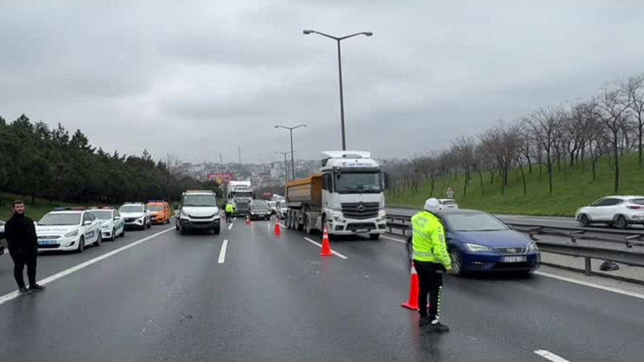 İstanbul'da zincirleme trafik kazası: 2 kişi öldü, 4 kişi yaralandı!