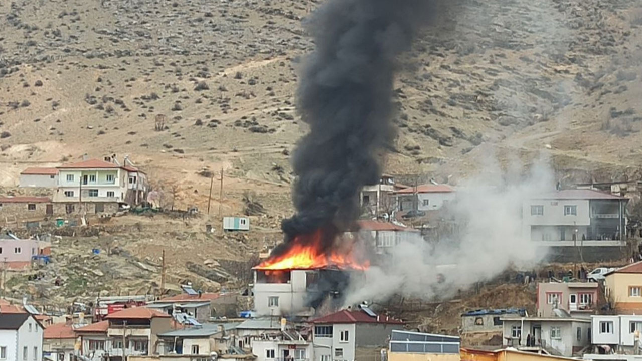 Kayseri'de çıkan yangında 2 katlı ev, samanlık ve ahır yandı