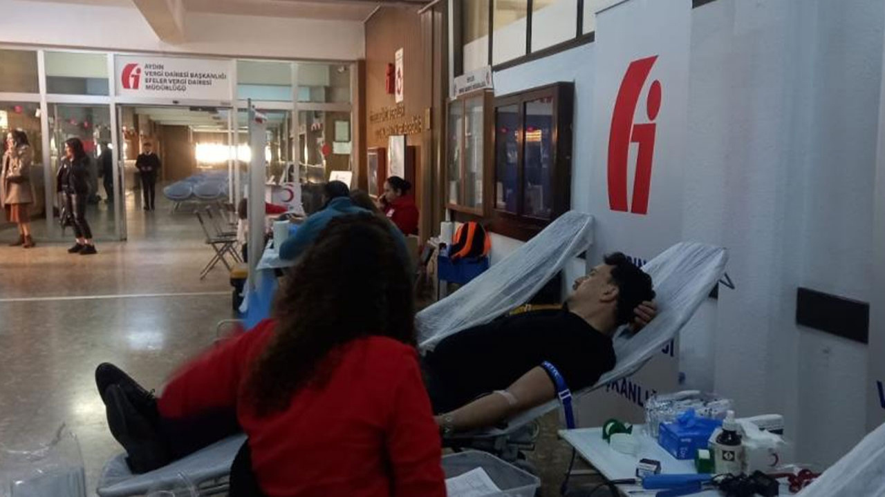 Vergi ödemeye gelenler kan bağışı yapıyor