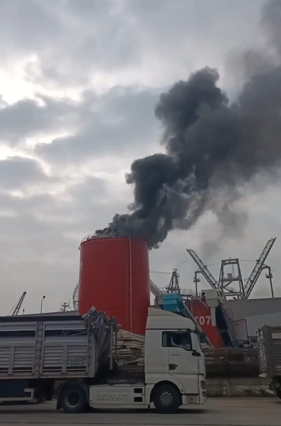 Safiport limanında patlama! Alevler büyük paniğe neden oldu
