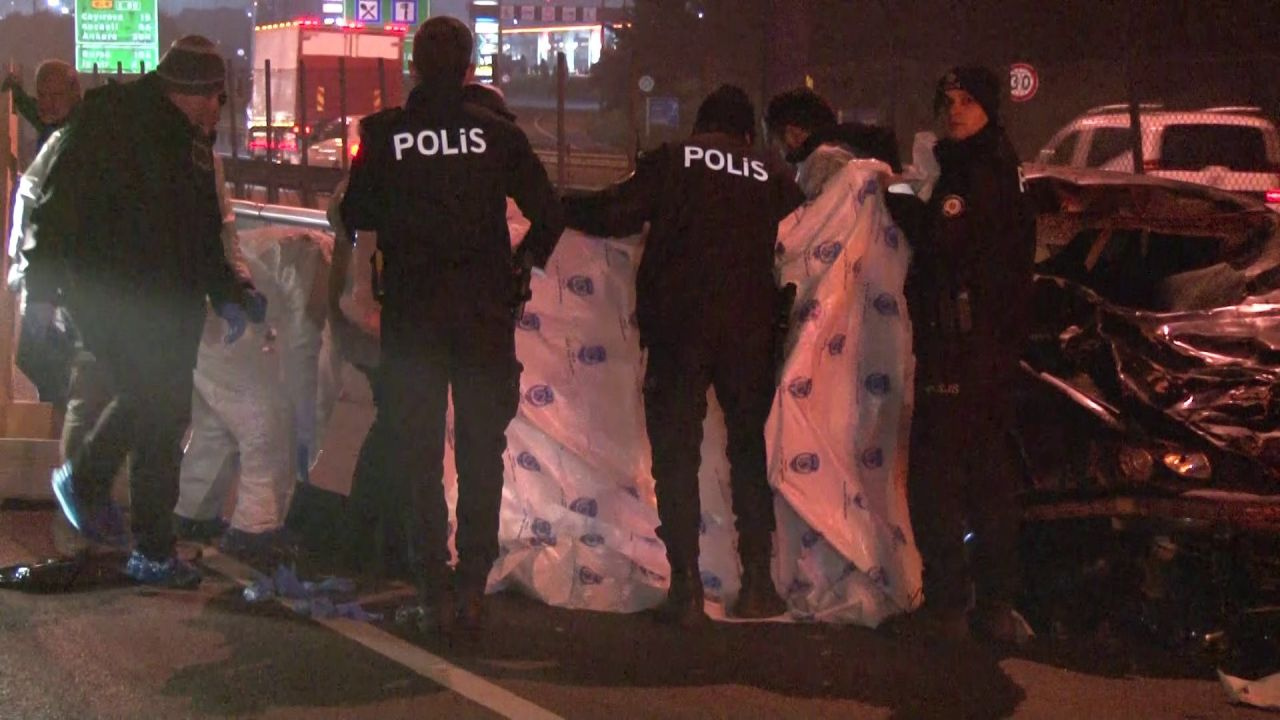İstanbul'da feci kaza! Otoyolda karşıdan karşıya geçmeye çalışan 4'ü aynı aileden 5 kişi öldü