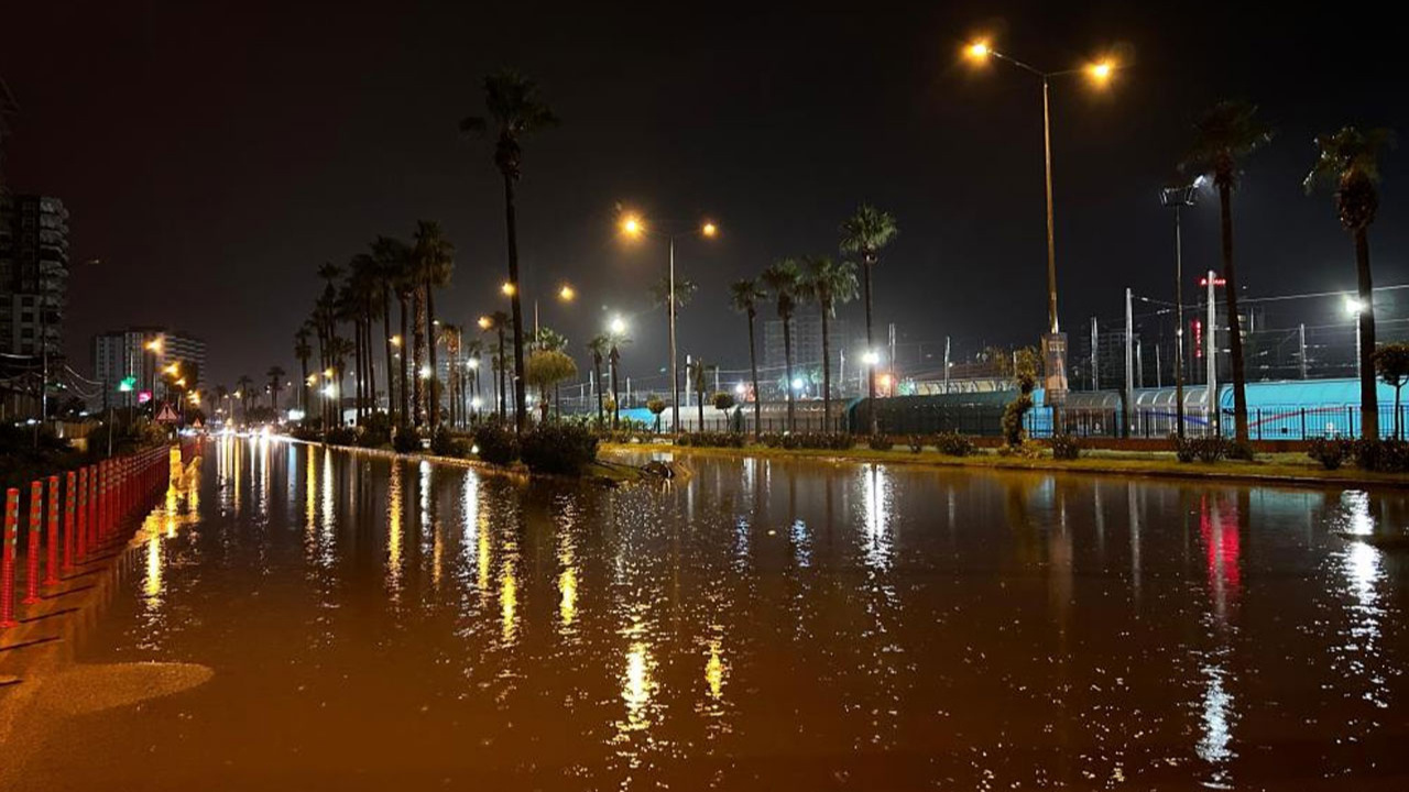İskenderun'da şiddetli yağış: Caddeler göle döndü!