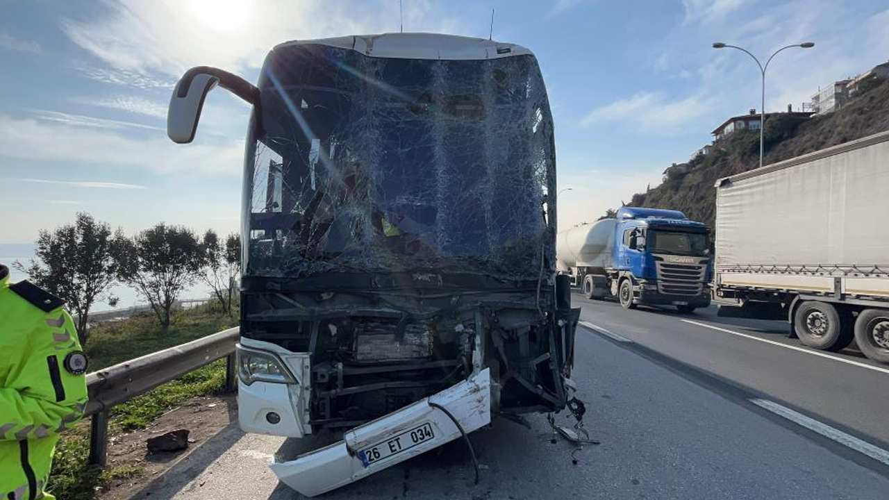 TEM’de yolcu otobüsü, tır ve hafif ticari araç çarpıştı : 1’i ağır 9 yaralı