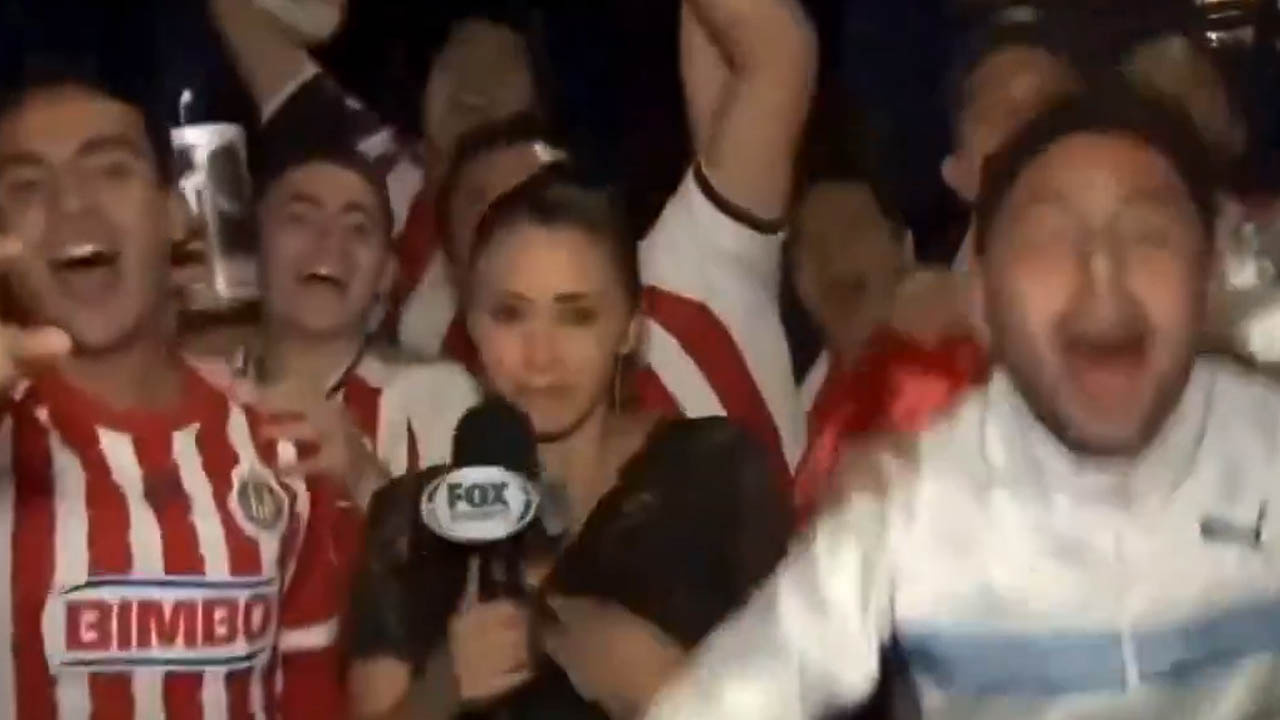 Canlı yayında taciz! Kadın muhabir elindeki mikrofonla taraftara saldırdı