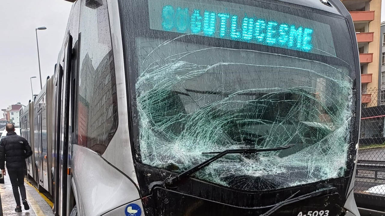 İstanbul'da metrobüs kazası! Yaralılar var