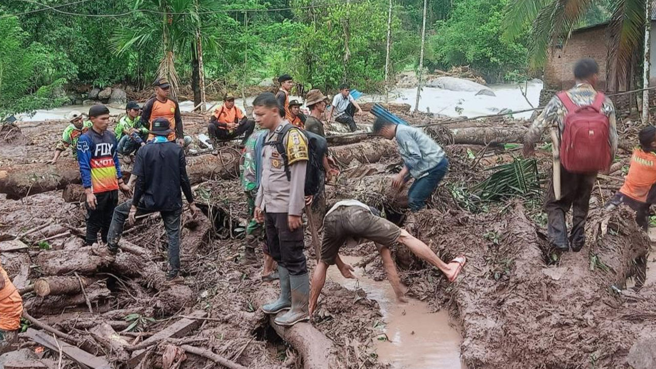 Endonezya'da sel ve toprak kayması: 21 kişi öldü!