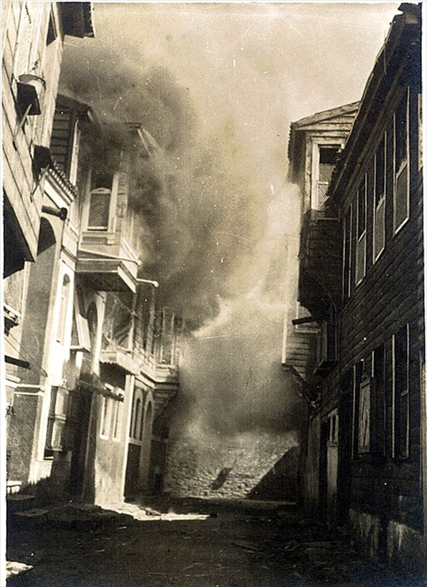 Çanakkale şehir merkezinde 18 Mart 1915'te yaşanan bombardıman fotoğrafları ortaya çıktı