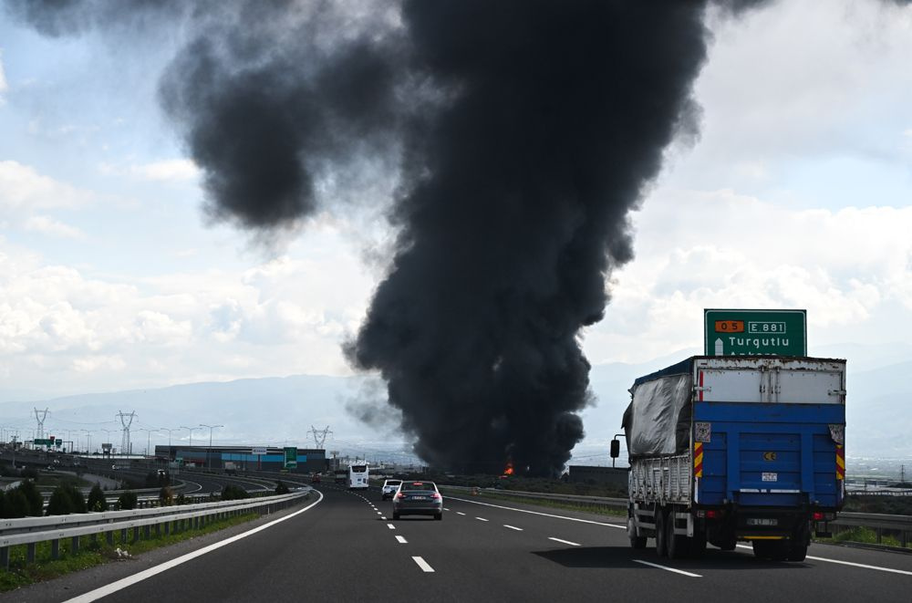 İzmir'de büyük panik! Kimyasal malzemelerin bulunduğu depoda yangın çıktı