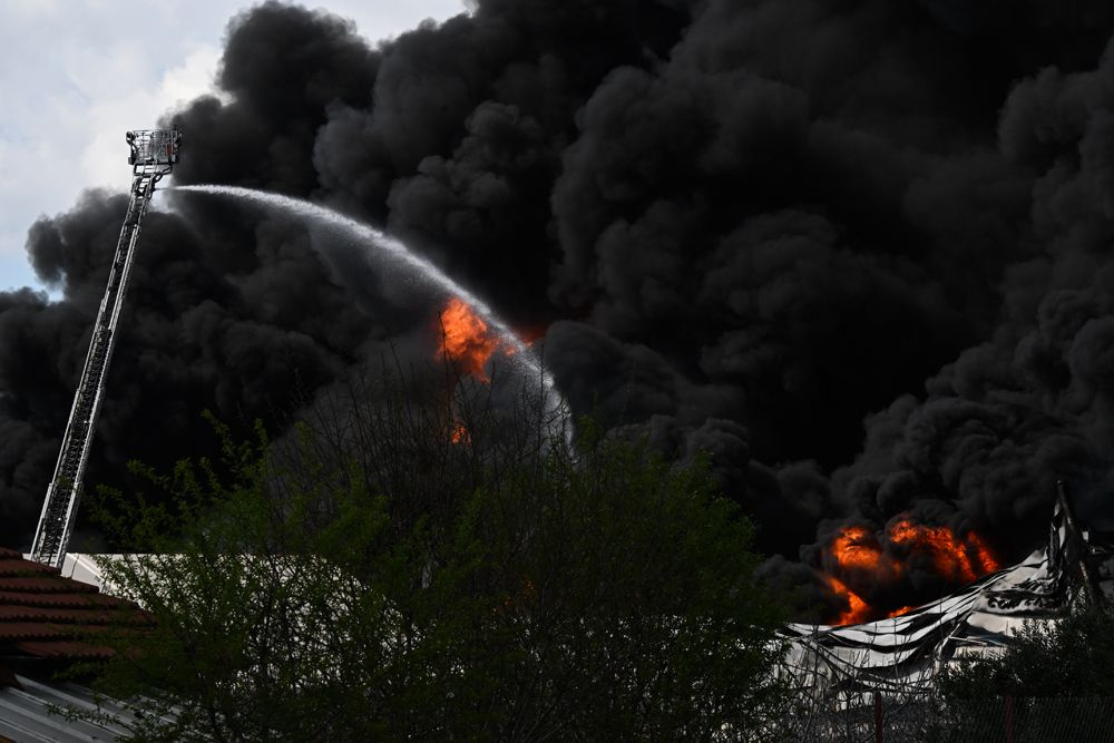 İzmir'de büyük panik! Kimyasal malzemelerin bulunduğu depoda yangın çıktı