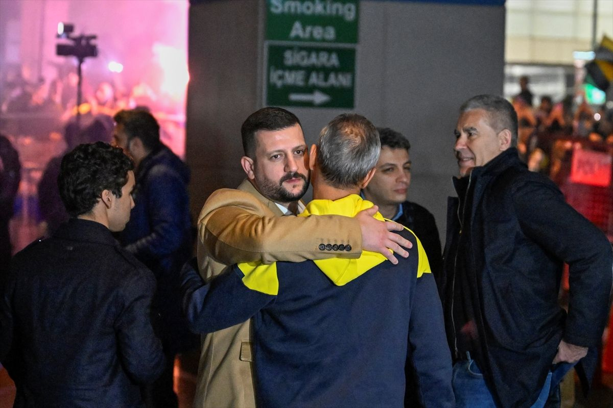 Trabzon'da büyük tehlike atlatan Fenerbahçeli futbolcuları havalimanında 2 bin taraftar karşıladı