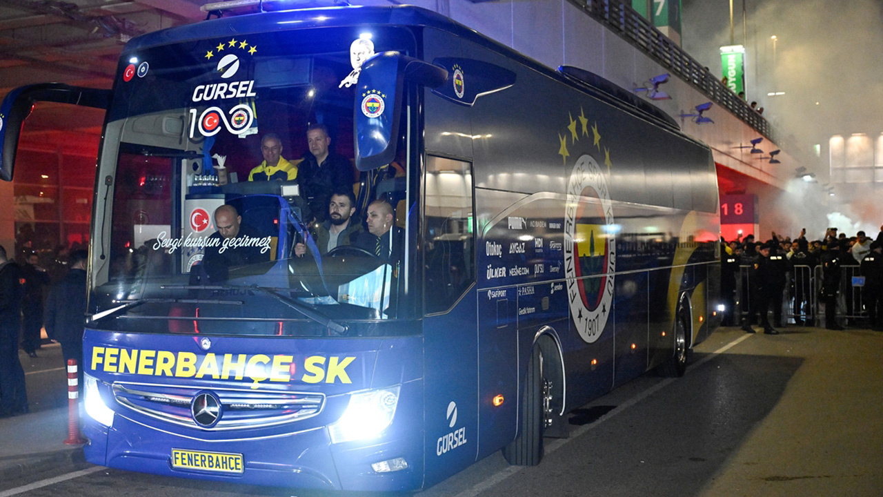 Trabzon'da büyük tehlike atlatan Fenerbahçeli futbolcuları havalimanında 2 bin taraftar karşıladı