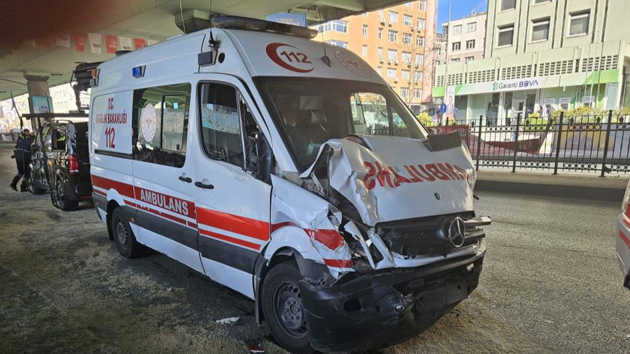 Hasta yetiştirmeye çalışan ambulans, hatalı dönen minibüsle çarpıştı!