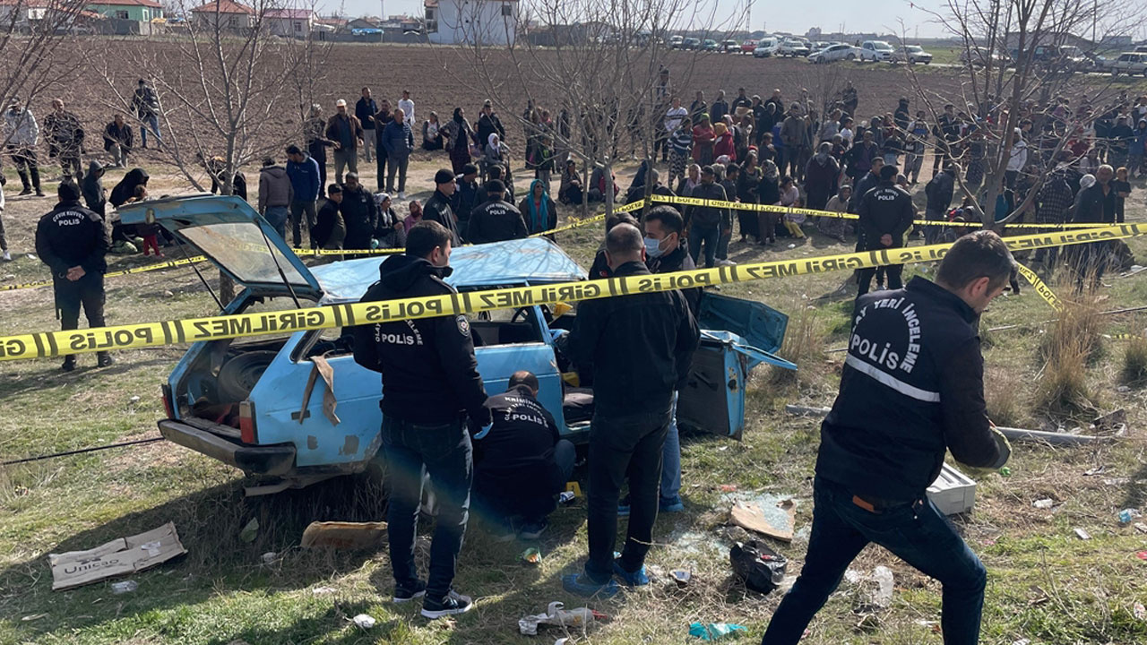 Konya'da otomobil otobüs durağında bekleyenlere çarptı! Feci kazada ölenler var