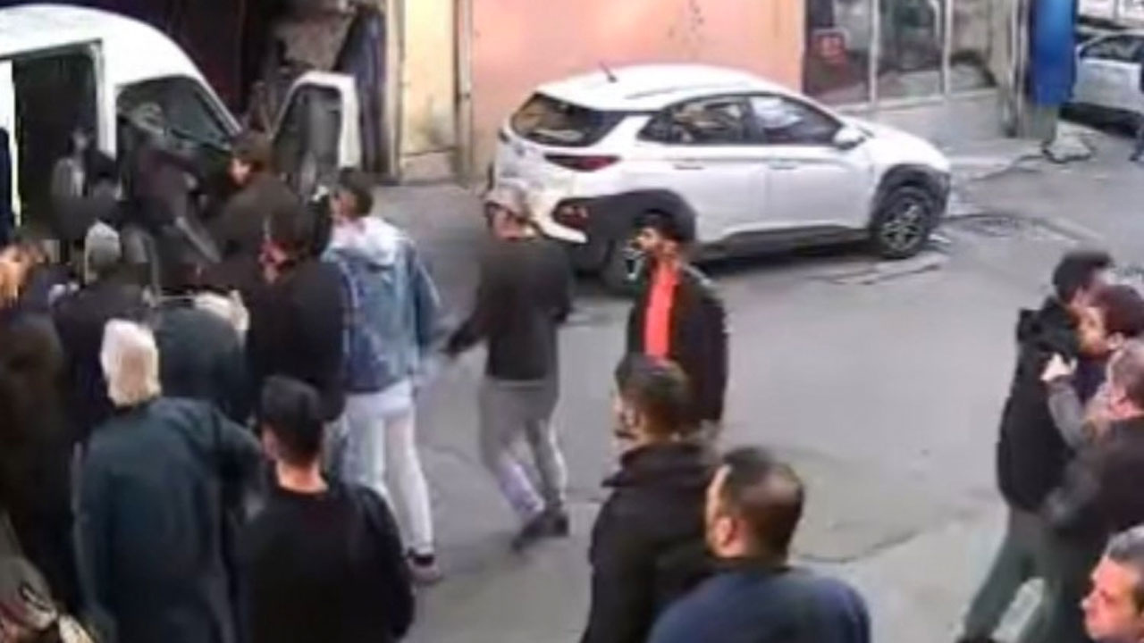 İstanbul’da trafikte “neden bana çarptın” dayağı kamerada
