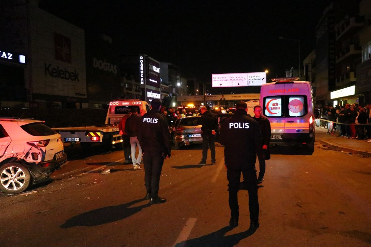 İzmir'deki feci kazada ortalık savaş alanına döndü! 2 kişi öldü, yaralılar var