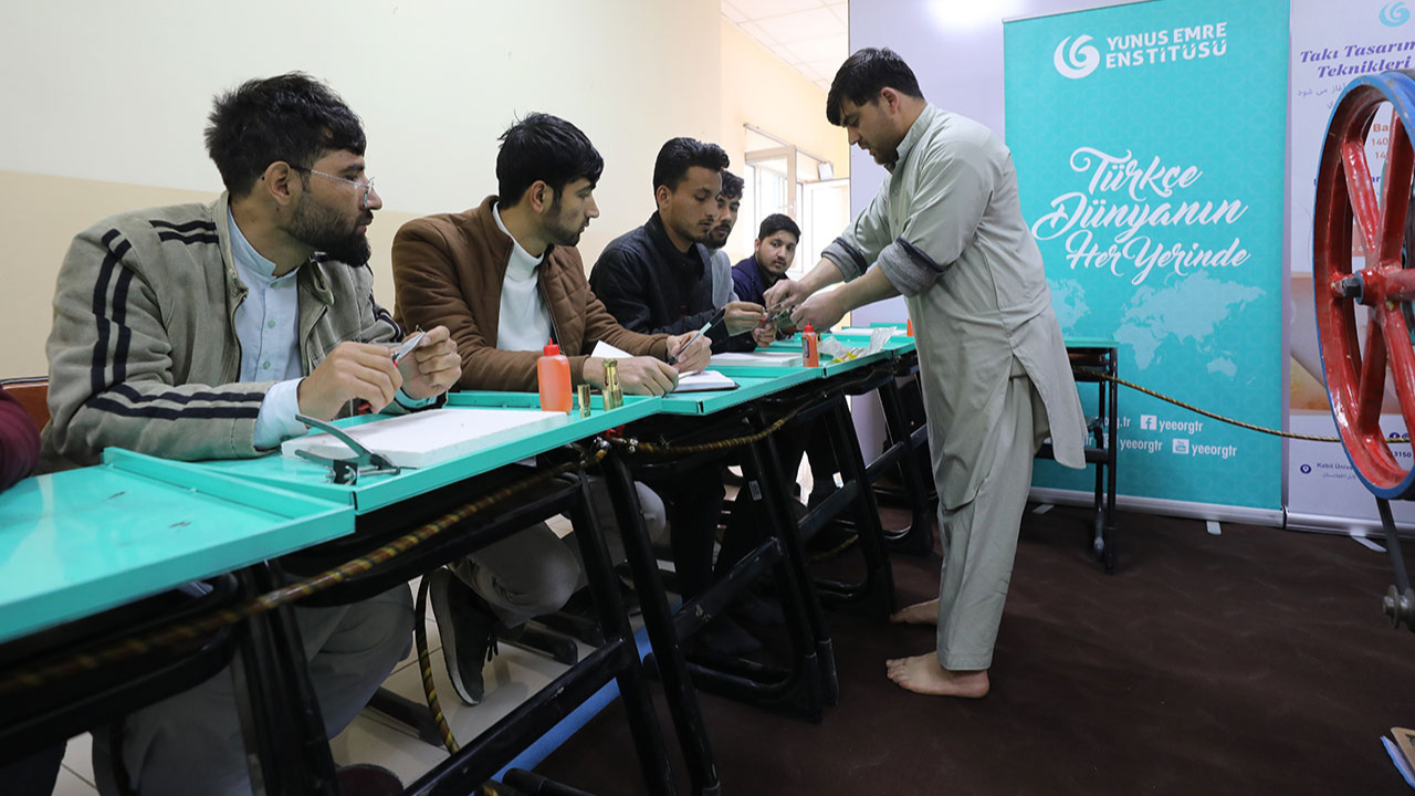 Türkiye'den Afganistan'da işsiz gençlere takı tasarım ve kuyumculuk kursu