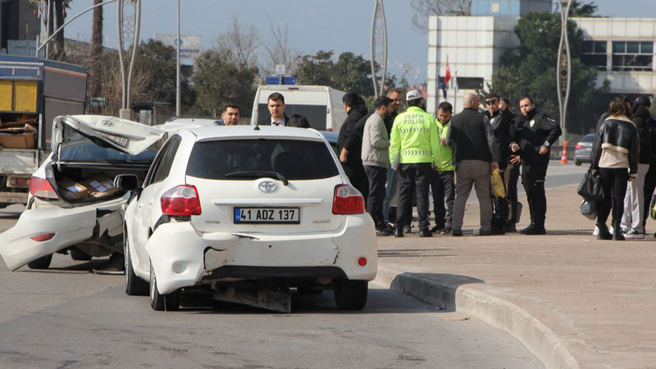 7 aracın karıştığı zincirleme trafik kazasında 5 kişi yaralandı!