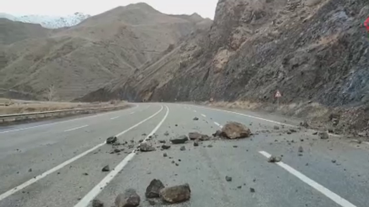 Erzurum - Artvin karayolunda heyelan, sürücüleri korkuttu