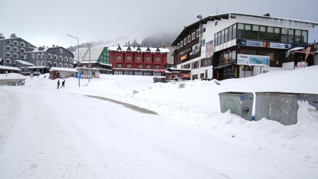Uludağ'da kayak sezonu kapandı, pistler bomboş kaldı