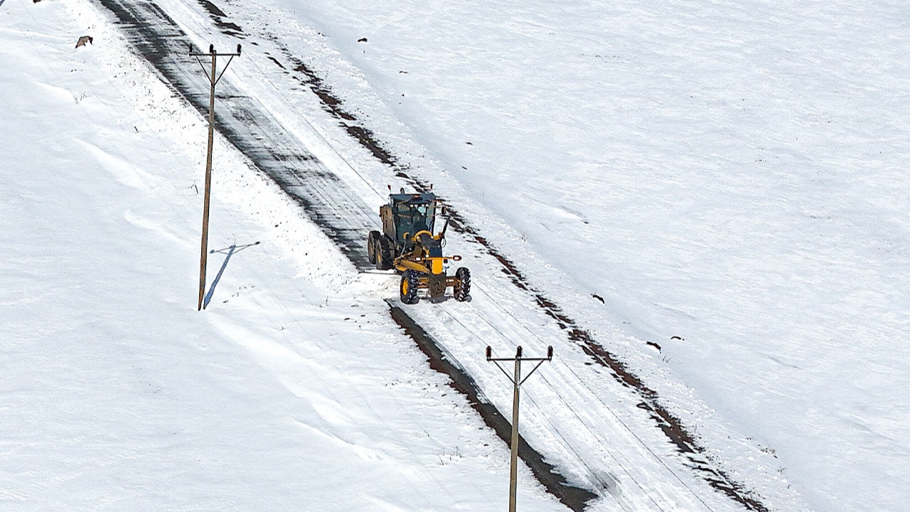 Kars'ta kar ve tipi nedeniyle 3 köy yolu ulaşıma kapandı!