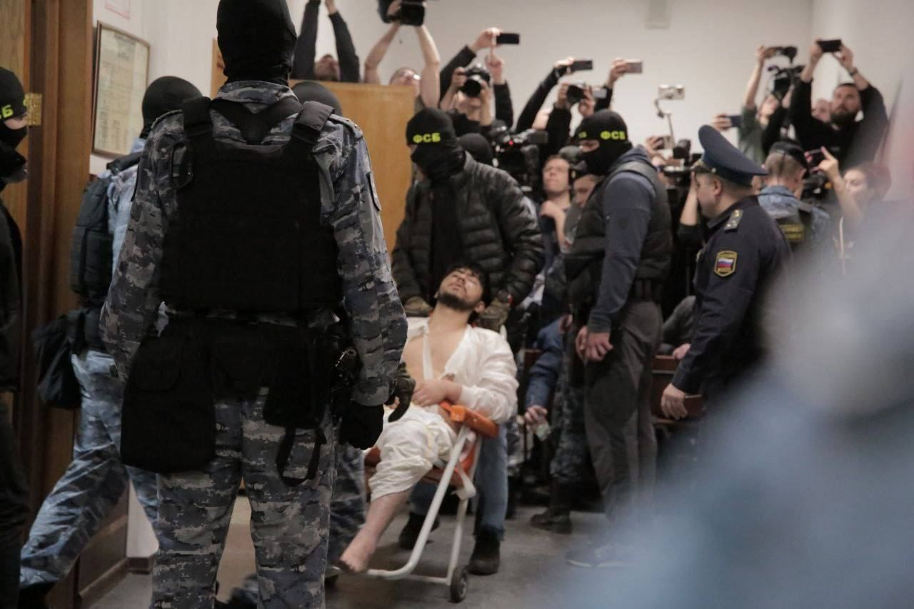 Biri kulağı kesik diğeri sedye ile getirildi! Moskova’daki terör saldırısının zanlıları tutuklandı