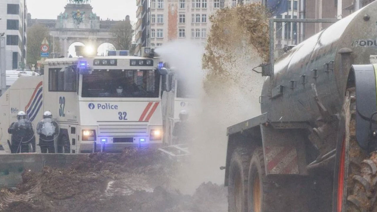 Belçika'da çiftçiler sokakları savaş alanına çevirdi