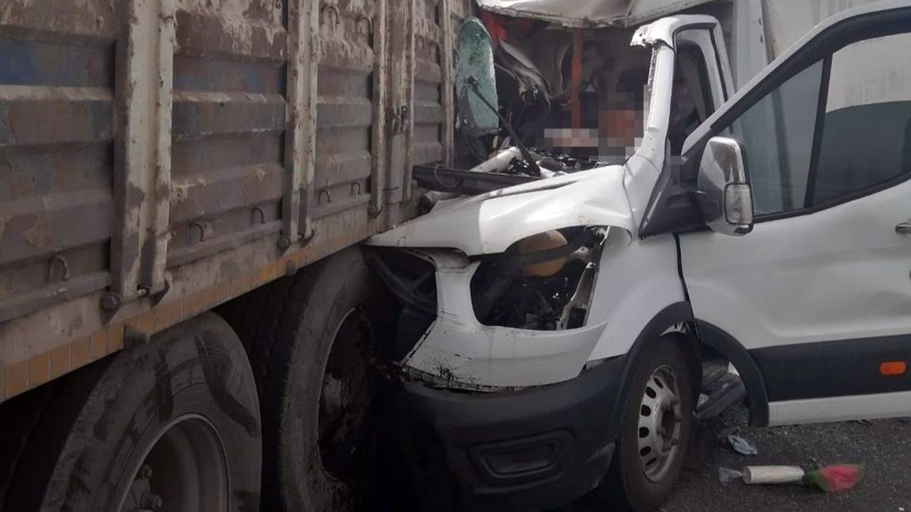 TIR'a arkadan çarpan kamyonetin sürücüsü hayatını kaybetti!