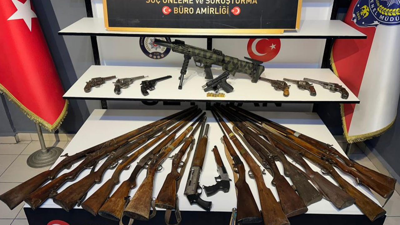 Adana'da bir barda 25 ruhsatsız silah ele geçirildi!