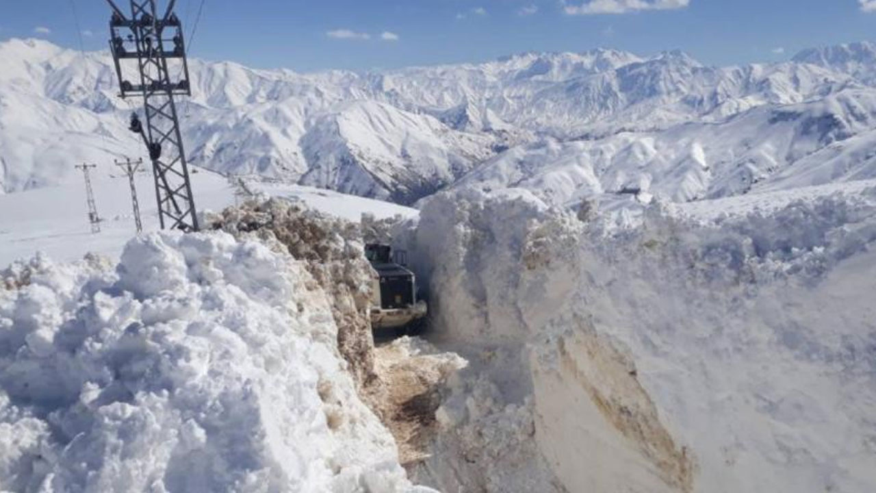 Baharda metrelerce karla mücadele devam ediyor
