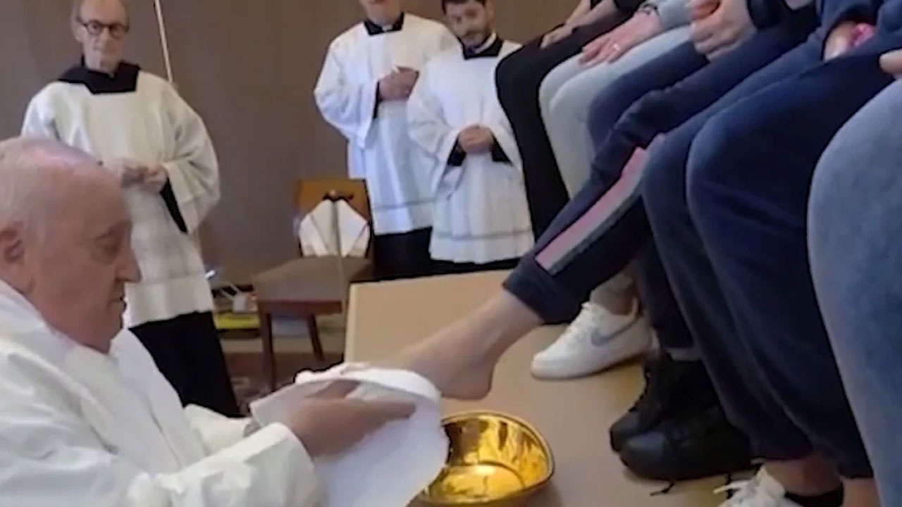 Papa Franciscus kadın mahkumların ayağını yıkayarak öptü