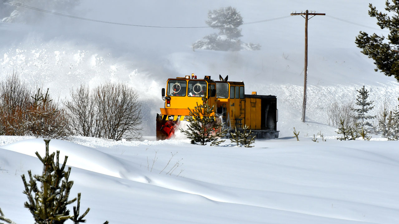 Kars'ta kar ve buzla mücadele devam ediyor
