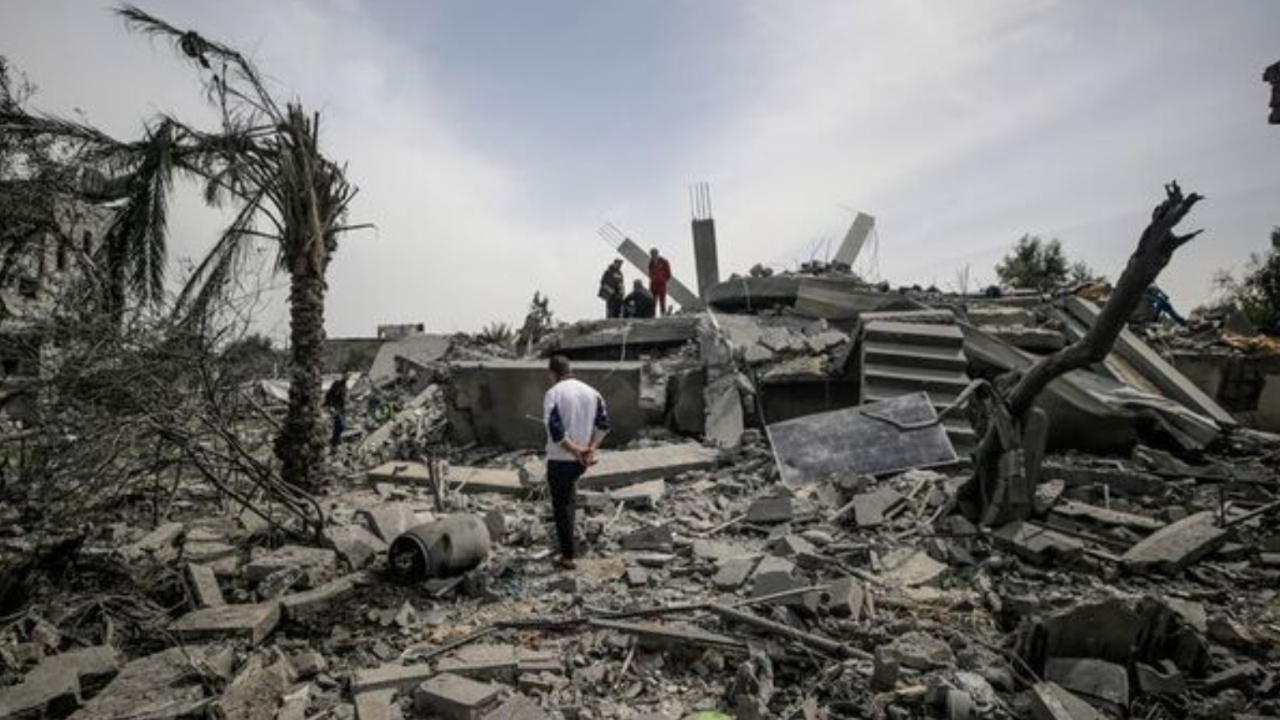 İsrail ordusundan Gazze'deki Aksa Şehitleri Hastanesi'ne saldırı: 4 ölü