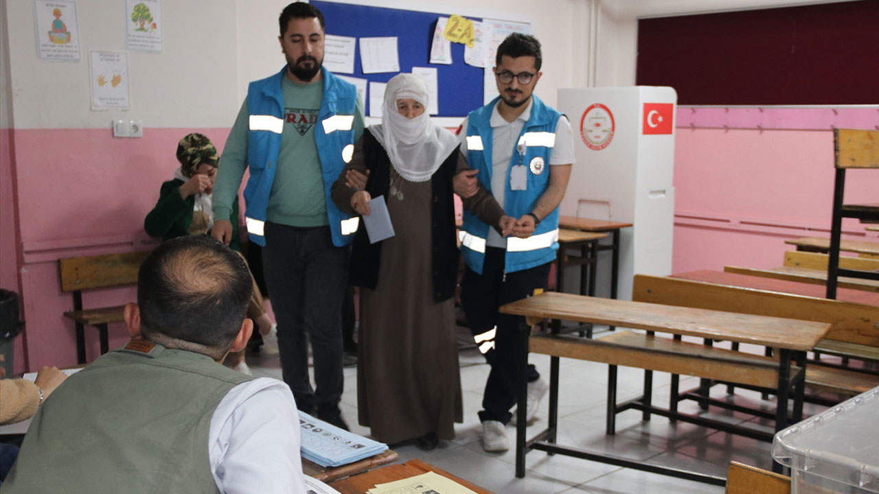 Diyarbakır'da engelli ve hasta seçmenler ekiplerin yardımıyla oy kullandı