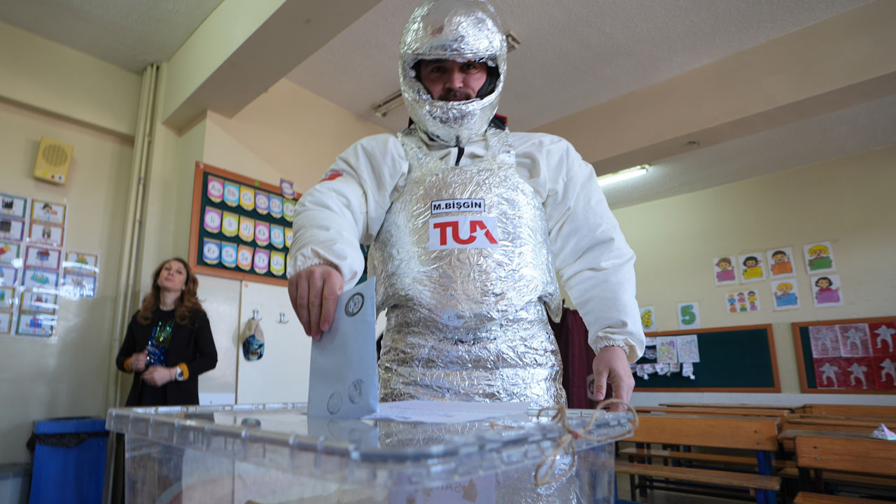 Muay thai milli sporcusu astronot kostümüyle oy kullandı