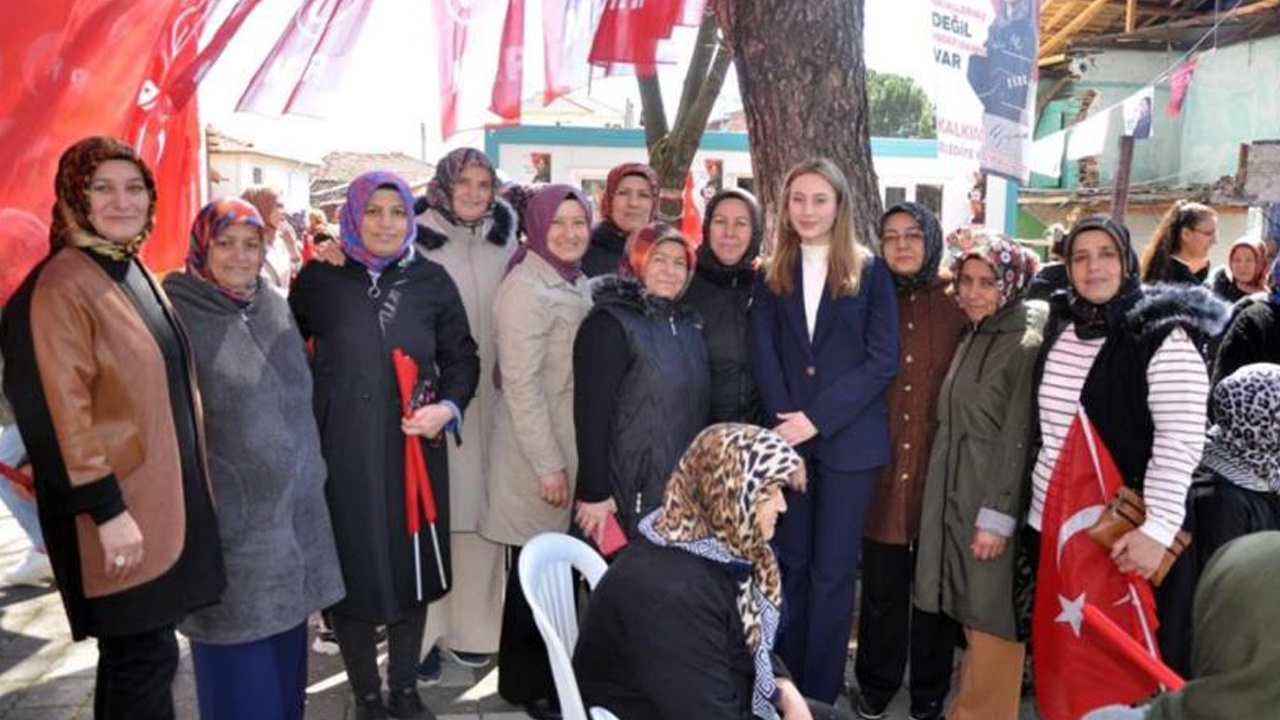 22 yaşındaki Zeynep Çelik Türkiye'nin en genç belediye başkanı oldu