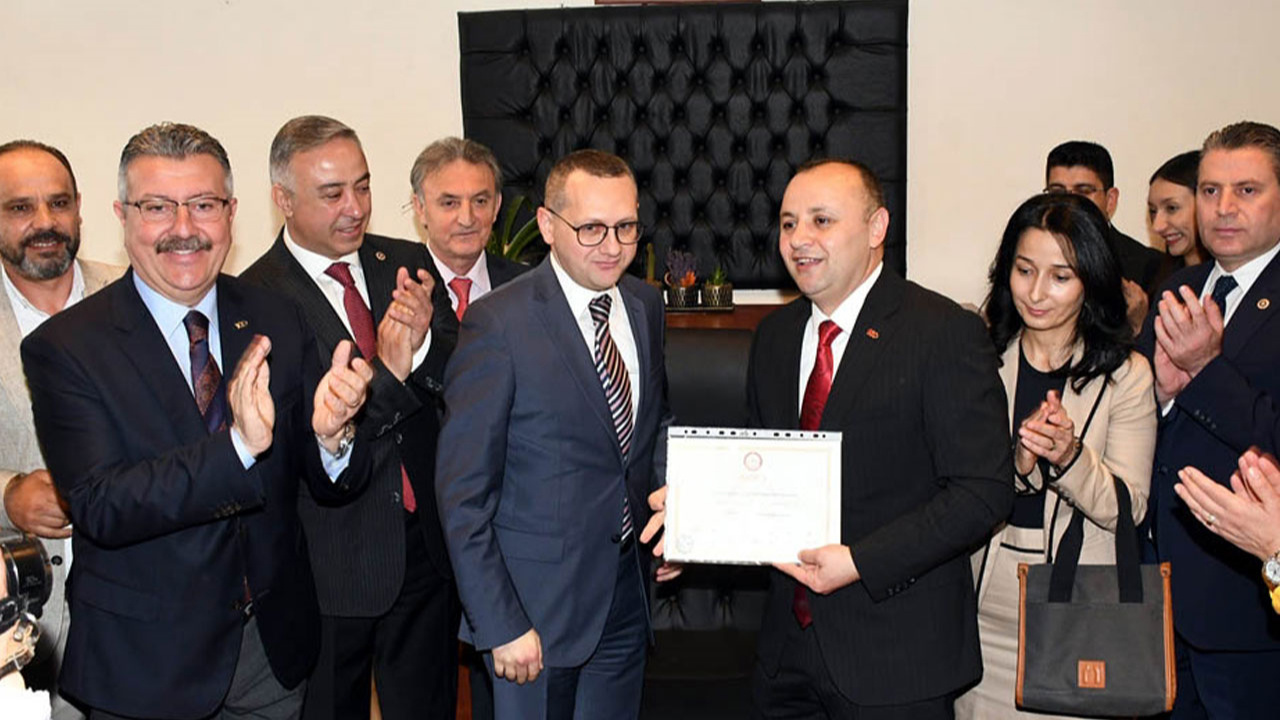 Amasya Belediye Başkanı Turgay Sevindi, mazbatasını aldı
