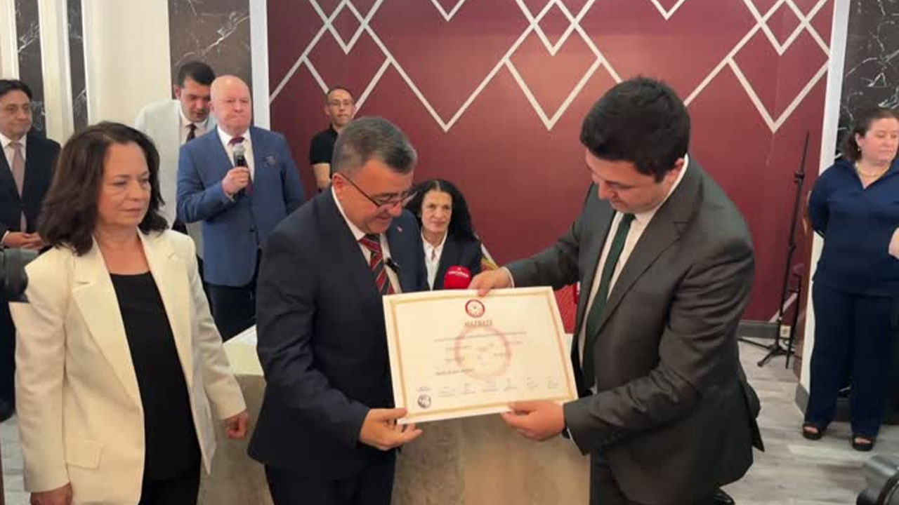Balıkesir Büyükşehir Belediye Başkanı Ahmet Akın mazbatasını aldı