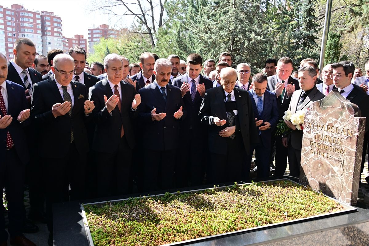 MHP Genel Başkanı Devlet Bahçeli, Alparslan Türkeş'in kabrini ziyaret etti