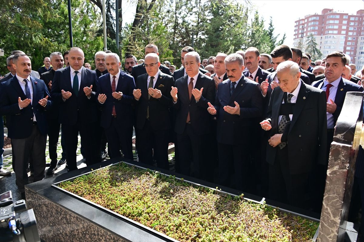 MHP Genel Başkanı Devlet Bahçeli, Alparslan Türkeş'in kabrini ziyaret etti