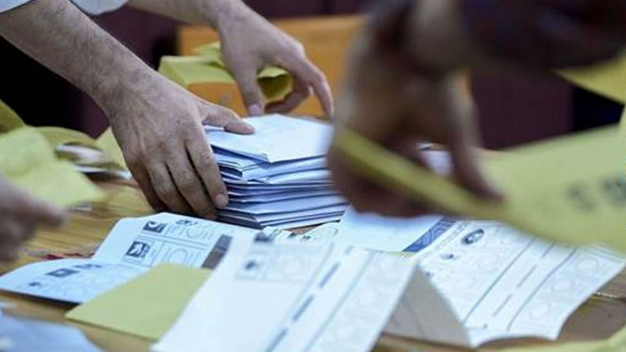 İstanbul Gaziosmanpaşa'da oy pusulalarının yeniden sayımı sürüyor