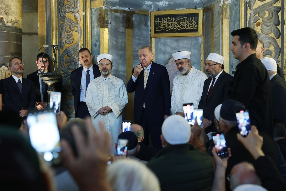 Erdoğan'dan çok değerli hediye! Mukaddes Emanetler Dairesine teslim edildi