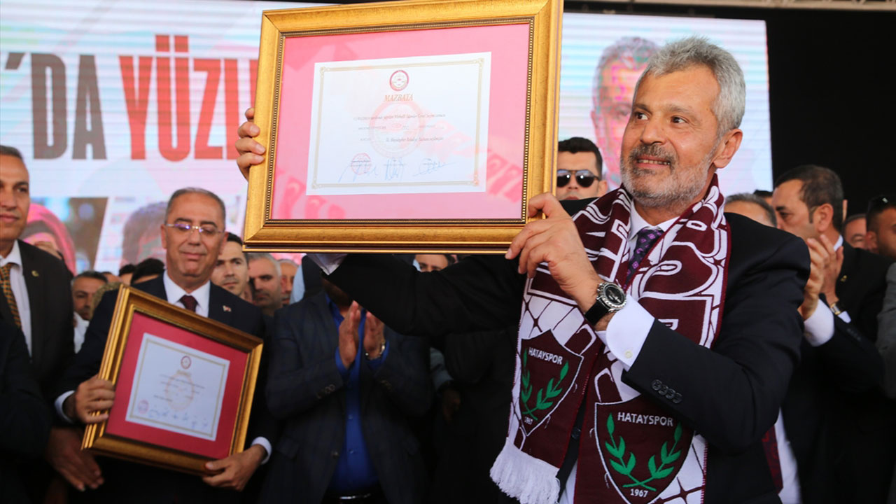 Hatay Büyükşehir Belediye Başkanı Mehmet Öntürk mazbatasını aldı